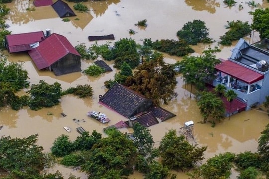 Thanh Hóa: Hàng nghìn nhà dân xã Kim Tân ngập sâu trong lũ