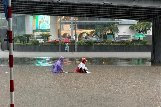 Phụ huynh Hà Nội bức xúc vì Sở GD-ĐT phản ứng chậm trước mưa bão, khiến học sinh không về được nhà