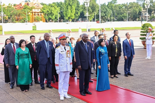 Chủ tịch Quốc hội, Chủ tịch Hội đồng Nhà nước Cuba tưởng niệm Chủ tịch Hồ Chí Minh và các Anh hùng liệt sĩ
