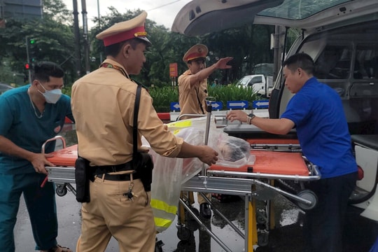 CSGT Hà Nội nhường áo mưa, đưa bệnh nhi qua điểm ngập lụt chuyển viện cấp cứu