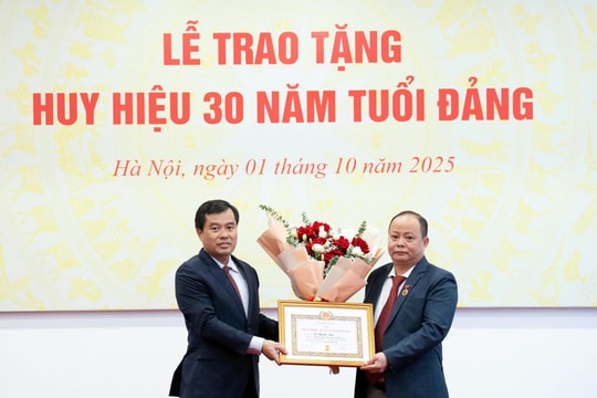 Trao huy hiệu 30 năm tuổi Đảng cho đảng viên trong Đảng bộ cơ sở Cục Quản trị