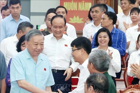 Party chief meets Hanoi voters ahead of 15th NA’s 10th session
