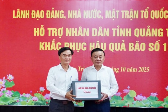 Thường trực Ban Bí thư Trần Cẩm Tú động viên nhân dân Quảng Trị khắc phục hậu quả bão số 10