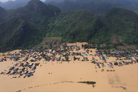 Nghệ An: Nhiều xã miền núi bị nước lũ cô lập, người dân phải ngủ trên nóc nhà