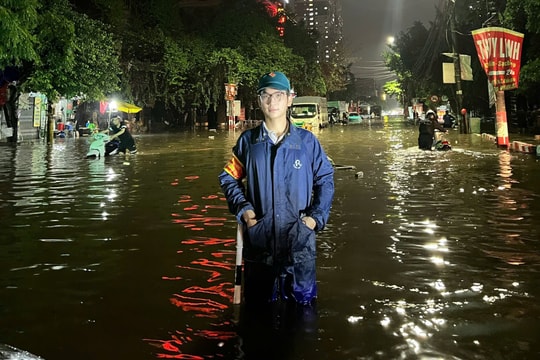 Nam sinh viên Hà Nội dầm mưa, lội nước hỗ trợ người dân khu vực mưa ngập