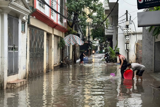 Phường Ba Đình (Hà Nội): ‘Rốn ngập’ 42 Giang Văn Minh ‘ứ đọng nước’ sau gần một ngày lụt lịch sử