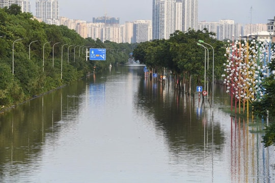 Hà Nội: Trời nắng ráo nhưng nhiều tuyến phố vẫn mênh mông biển nước