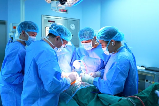 Lần đầu tiên tại Việt Nam phẫu thuật cứu sống bệnh nhân ung thư trực tràng tái phát