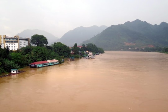 Cảnh báo lũ khẩn cấp trên hệ thống sông, có nơi đạt đỉnh trên mức báo động 3