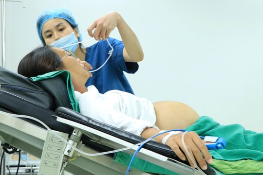 Căng thẳng ca phẫu thuật đặc biệt cho sản phụ ung thư giai đoạn muộn quyết giữ con