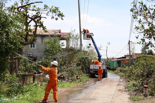 Cập nhật về tình hình khắc phục hậu quả cơn bão số 10 và khôi phục cung cấp điện