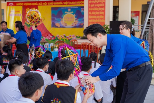 “Lồng đèn thắp sáng ước mơ” – gửi mùa trăng trọn vẹn đến thiếu nhi Quảng Ninh