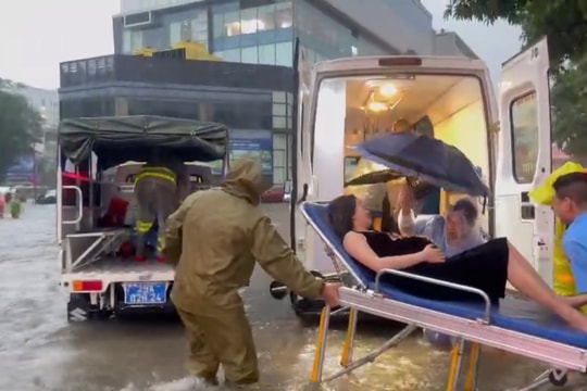 Hà Nội: Đường ngập lụt, công an dùng xe chuyên dụng đưa sản phụ tới bệnh viện cấp cứu kịp thời