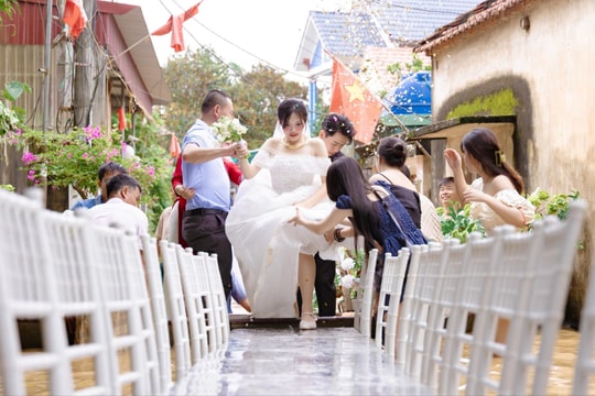 Đám cưới "độc lạ" giữa mùa bão lũ: Làng xóm xây cầu ghế, rước dâu bằng thuyền hoa