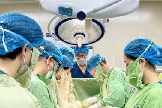 Phẫu thuật thành công khối u xơ tử cung khổng lồ trọng lượng 3,2kg