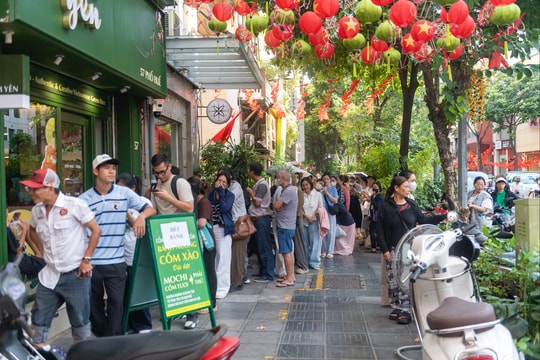 Bánh trung thu cháy hàng: Khách chờ 5-6 tiếng mới mua được