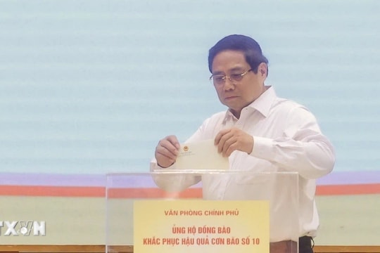 Thủ tướng Phạm Minh Chính và lãnh đạo Chính phủ quyên góp ủng hộ đồng bào bị thiệt hại do bão lũ