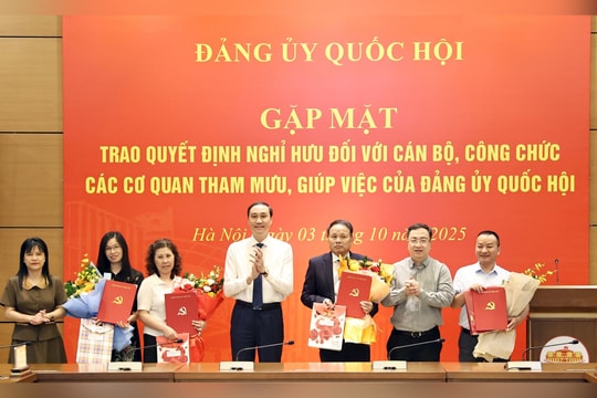 Gặp mặt trao quyết định nghỉ hưu đối với cán bộ, công chức các cơ quan tham mưu, giúp việc của Đảng ủy Quốc hội