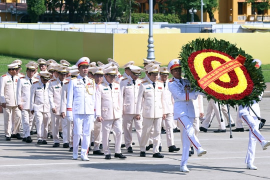 Đoàn đại biểu Đảng ủy Công an Trung ương, Bộ Công an vào Lăng viếng Bác