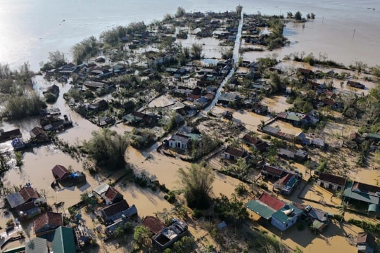 Cambodian PM extends condolences over Vietnam’s great losses caused by Typhoon Bualoi