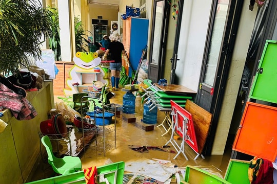 Giáo viên, học sinh, bộ đội, công an chung tay dọn dẹp trường lớp sau bão số 10