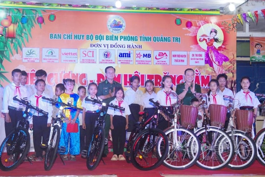 Nhiều trẻ em người Lào nhận quà Tết Trung thu biên giới