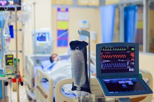 Ứng phó bão số 11: Không để gián đoạn công tác cấp cứu, điều trị cho người dân