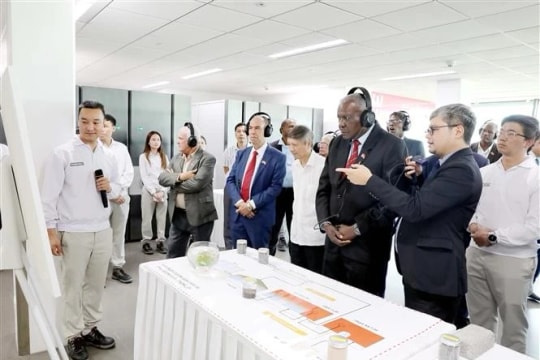 Top Cuban legislator explores industrial park development in Hung Yen