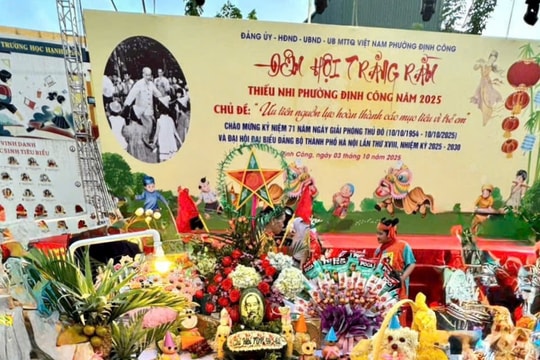 Phường Định Công tưng bừng "Đêm hội trăng rằm 2025", tặng quà tới các em nhỏ có hoàn cảnh khó khăn