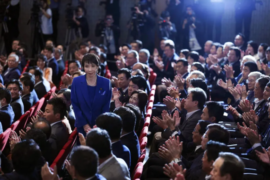 Nữ Thủ tướng đầu tiên và con đường chông gai sau cánh cửa quyền lực