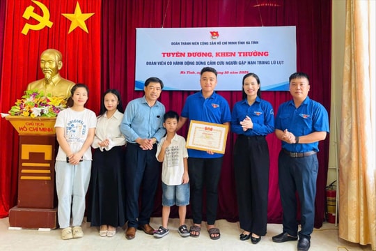 Khen thưởng người lao xuống dòng nước lũ cứu bé 7 tuổi