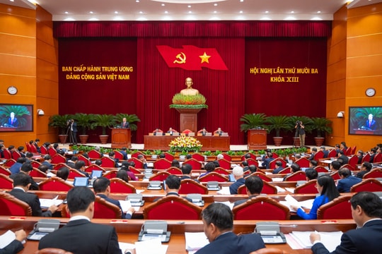 Khai mạc Hội nghị Trung ương lần thứ 13