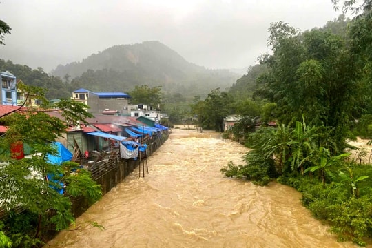 Thủ tướng Chính phủ chỉ đạo ứng phó nguy cơ mưa lũ, lũ ống, lũ quét, sạt lở đất do ảnh hưởng của bão số 11
