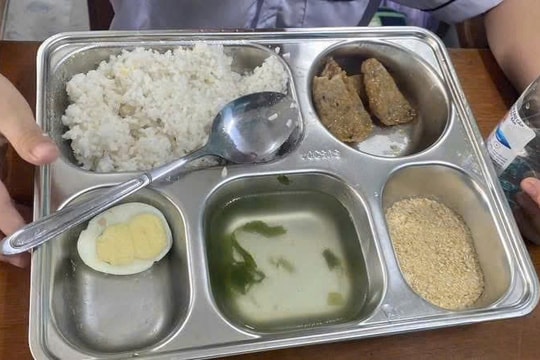 Quảng Trị: Báo cáo về bữa ăn 25.000 đồng cho học sinh tiểu học gây xôn xao