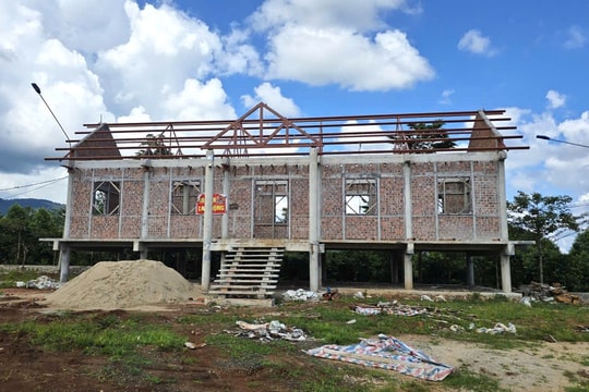 Gia Lai: Nhà rông tiền tỷ buộc phải tháo dỡ vì… bê tông hóa