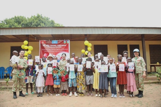 Chiến sĩ mũ nồi xanh Việt Nam tổ chức Tết Trung thu cho trẻ em châu Phi