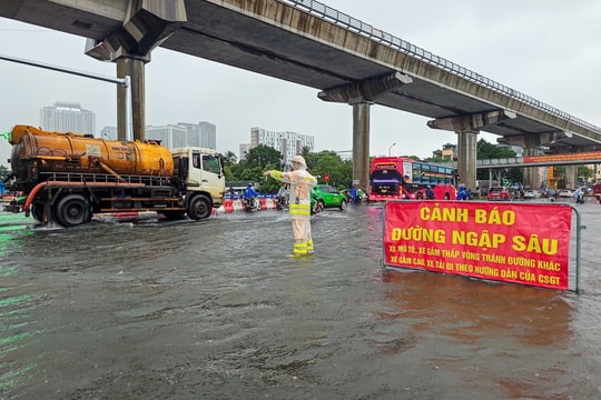 Công an TP. Hà Nội khuyến cáo người dân chủ động lộ trình, hạn chế di chuyển qua các điểm úng ngập