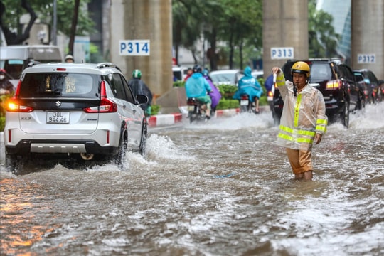 Công an Thủ đô: Những bước chân không mỏi trên phố ngập, tuyến đường ùn tắc