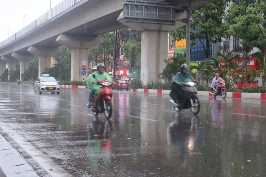Hà Nội mưa xối xả kèm sấm chớp, cảnh báo những điểm sẽ ngập nặng
