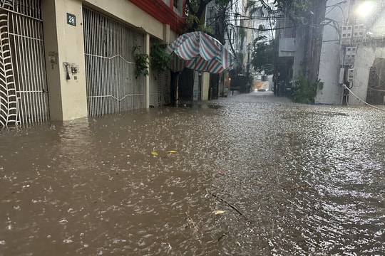 Hà Nội: Khu dân cư ngập nước đến thắt lưng, mất điện nhiều giờ liền