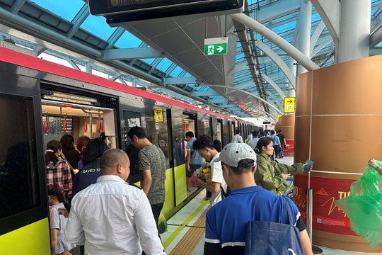 Đổ xô sử dụng phương tiện công cộng trong ngày ngập lụt