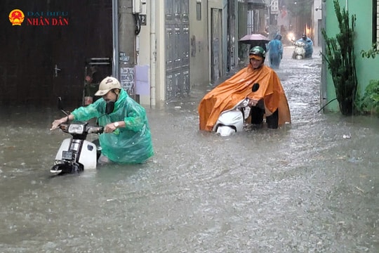 Hà Nội: 5h sáng nhiều trường học thông báo cho học sinh ở nhà học trực tuyến vì mưa ngập