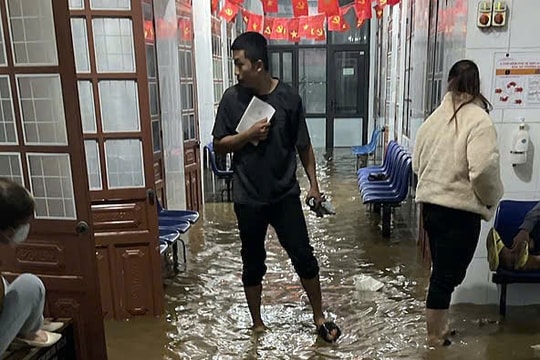Sơn La: Nước tràn vào bệnh viện, hơn 200 bệnh nhân và người nhà phải di dời