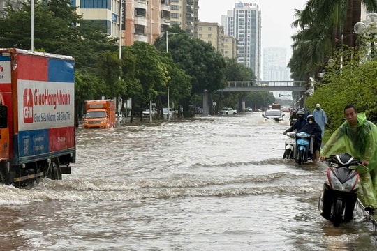 Hà Nội “phố thành sông” chỉ sau cơn mưa to kéo dài