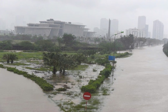 Hà Nội: Đại lộ Thăng Long mênh mông biển nước, tê liệt giao thông sau cơn mưa lớn