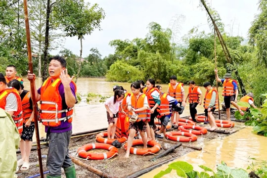 Thái Nguyên: Cứu hộ khẩn cấp 270 học sinh mắc kẹt trong trường học bị cô lập