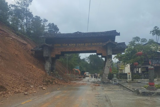 Tuyên Quang: Cổng chào xã Đồng Văn bị sập do mưa lớn kéo dài
