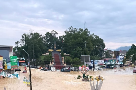 Thái Nguyên: Nước lũ ngập sâu bủa vây, người dân ngóng chờ đội cứu hộ