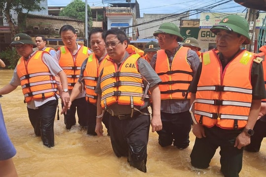 Thủ tướng Phạm Minh Chính tới Thái Nguyên thăm hỏi người dân, chỉ đạo khắc phục hậu quả mưa lũ