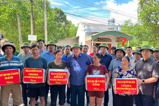 Phó Thủ tướng Thường trực Chính phủ Nguyễn Hoà Bình kiểm tra, chỉ đạo khắc phục hậu quả mưa lũ tại Bắc Ninh